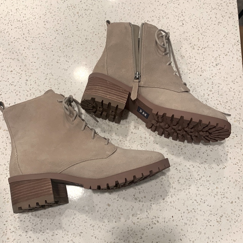 NWOT lace up combat boots